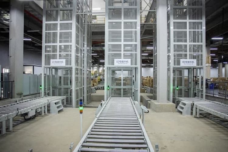Conveyors for pallets